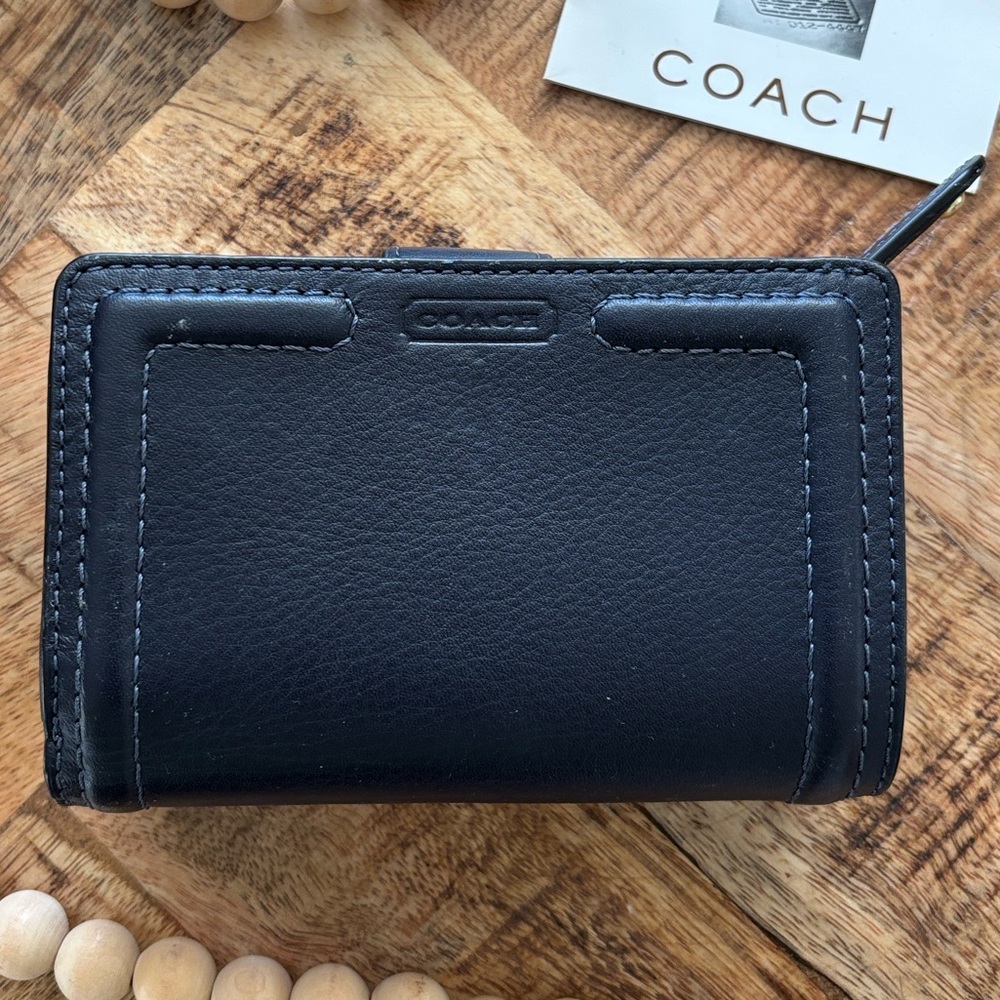 โโSOLDโโ๐๐ตCOACH Campbell Leather Buckle Medium Wallet๐ต๐ - Picture 3 of 12